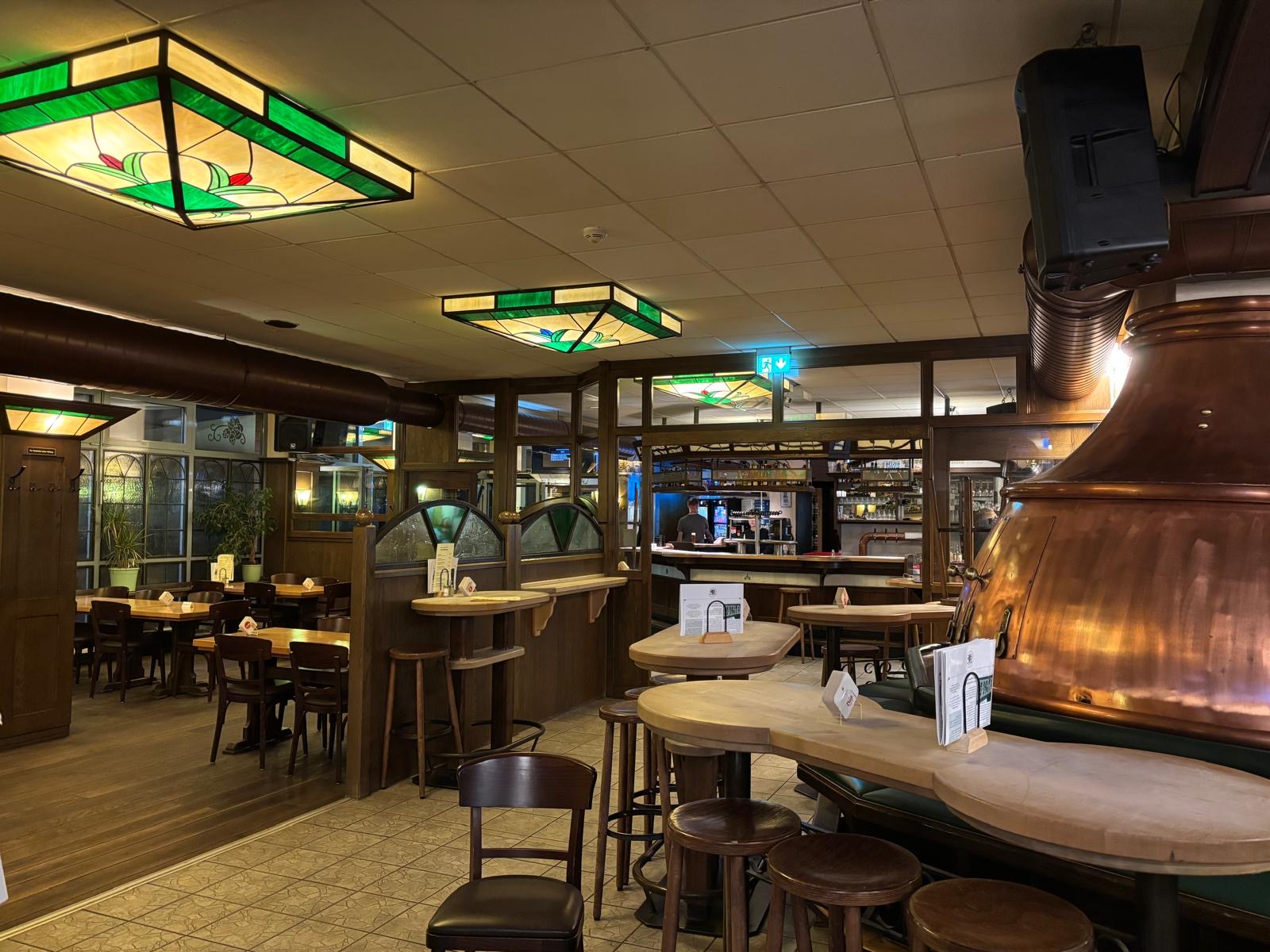 Traditioneller Schankraum des Brauhaus Ratskeller mit Kupferkessel und warmem Licht